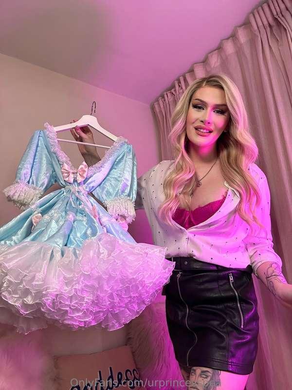 I love playing with Little sissy's and dressing them up! Do ..