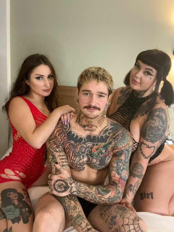 Watch @gothangelsummer and me fuck @uncutjaymes ;)
