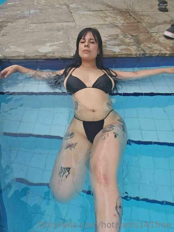 FREE! 🍭 @dolldayx SHE FUCKS REALLY BIG COCKS IN HER ASS! 🥵💦 ..