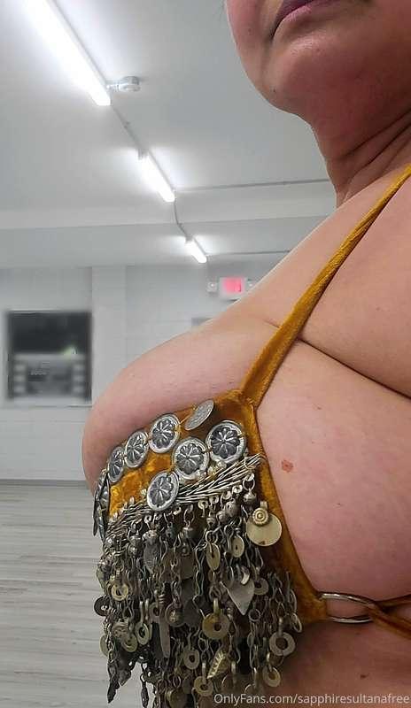 Happy Tata Thursday! It seems I have outgrown this bra. 😭  L..