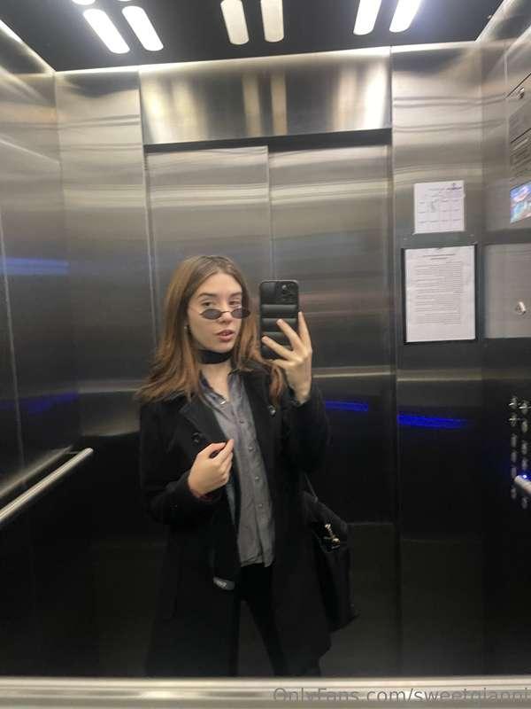 Do u like my outfit? 🕶️A rocker but fancy girrrrl! 