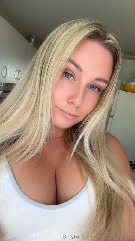 Do you prefer my cute face or fat ass😍