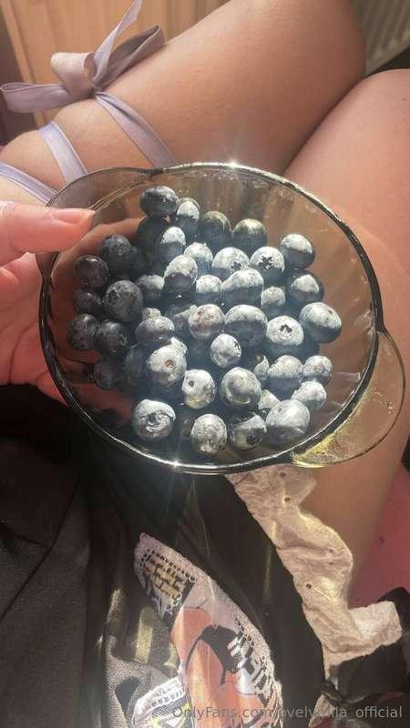 My favorite berries!!🩵😭 I don’t really love summer, but blue..
