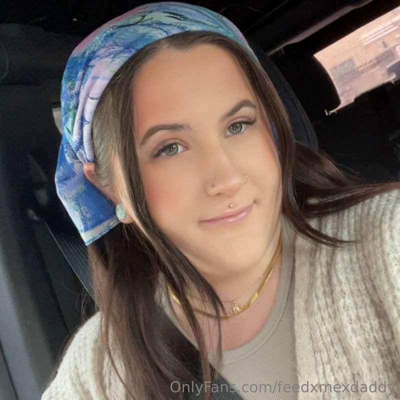 look, a fat whore out in the wild