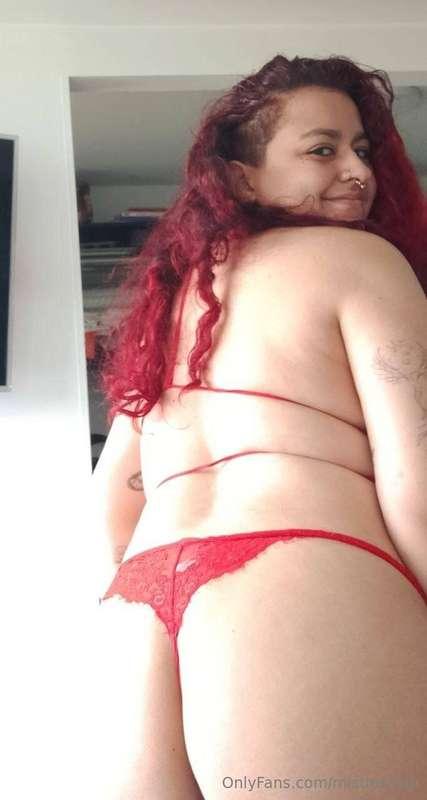 @Sophmoregirls

- Solo/masturbation/pussy play content 😏 
- ..