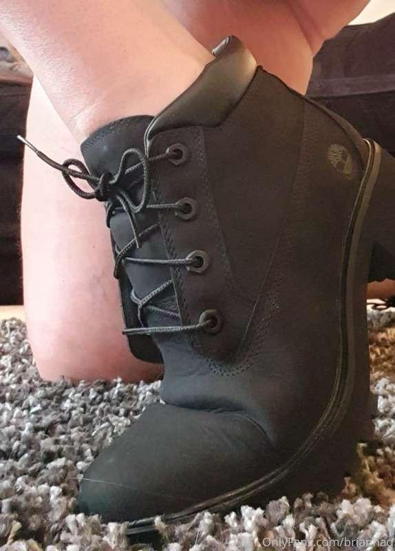Got some new boots! Do you like them?!😜