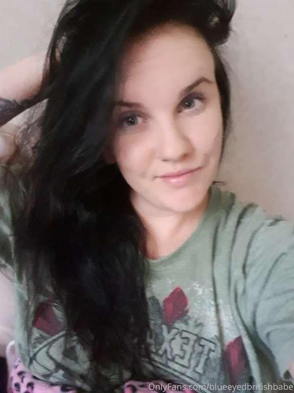Feeling fresh, no makeup, lazy tshirt and onzie bottoms, who..