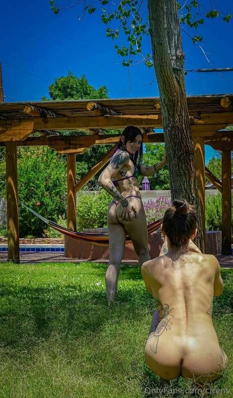Behind the scenes of some hot behinds. 🍑😏