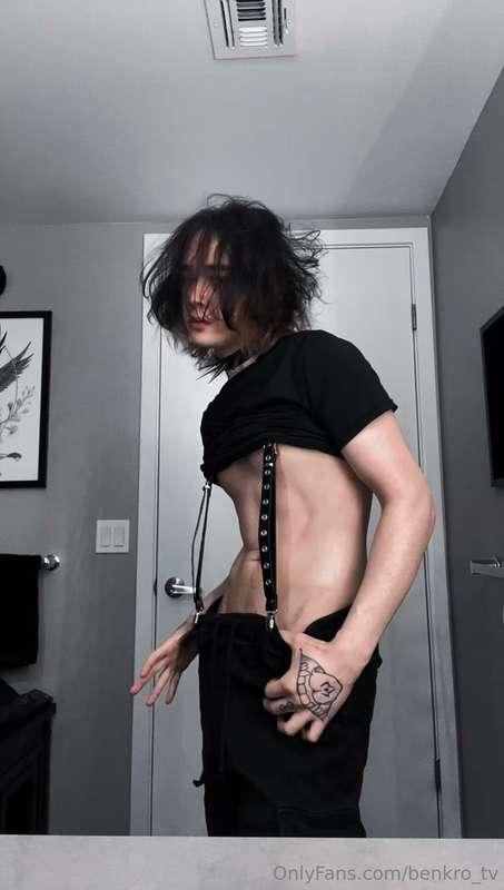 Wearing these leather suspenders for you 🖤🥵 Hope you like my..