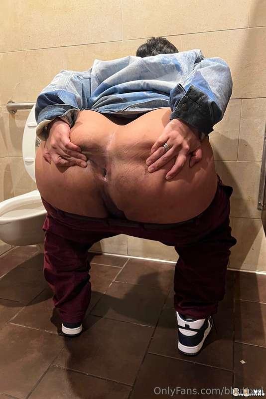 I love the way my cheeks and hole look in these pics 😍😍😍