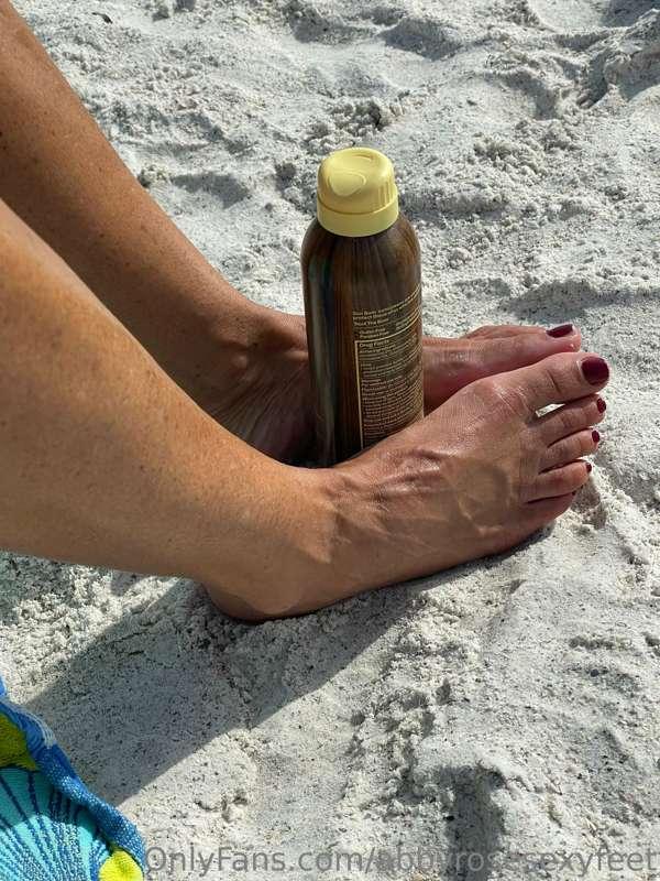 Who would like to rub my feet for me on the beach? 🦶🍆🦶💦💦💦