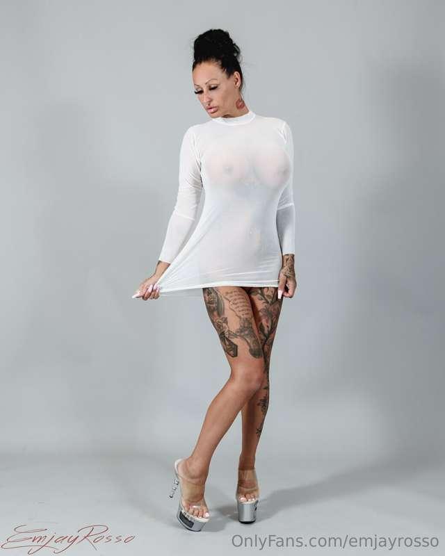 Zu kurz um ein Kleid zu sein.  Too short to be a dress.  @em..