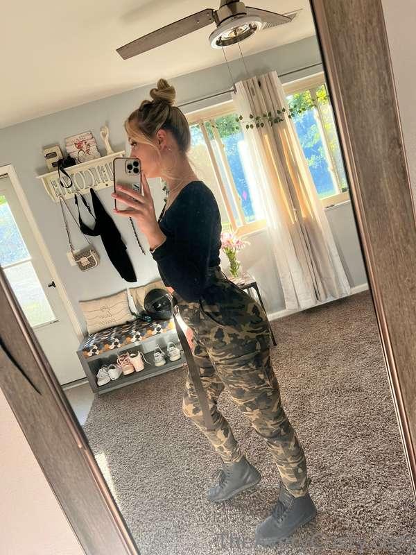 I’m pretty hot in camo cargos and boots, whatta ya think? 👀