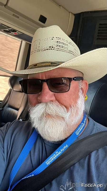 Older HotRiverGuy using age enhancing photo app.