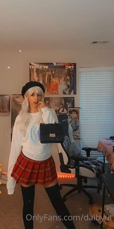 Sweaters and short skirts are a staple for my wardrobe 💕
2 f..