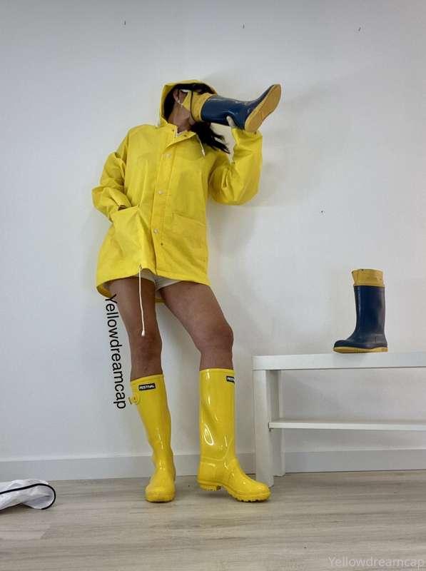 💛yellow raincoat love