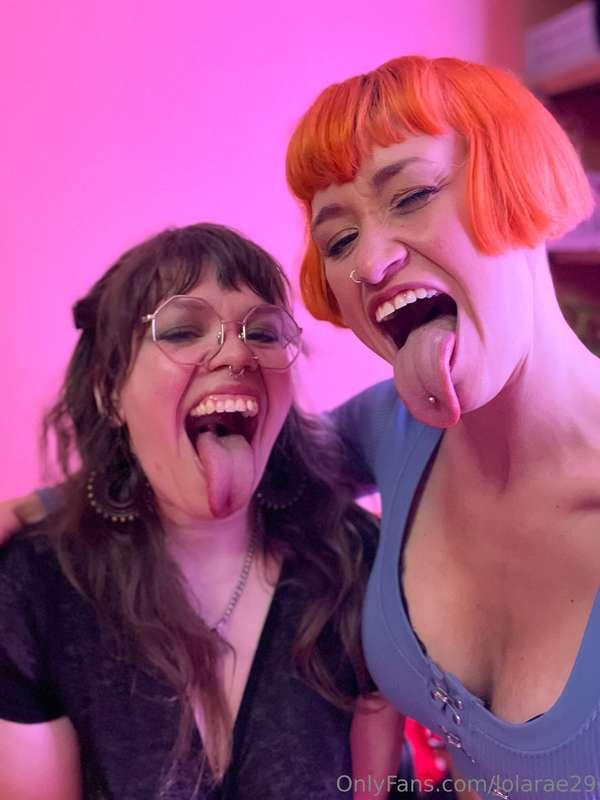Omg how cute are we! @soph_is_playing is my mouth slut besti..