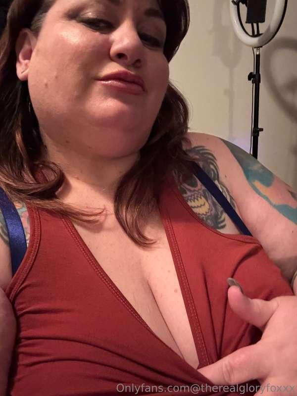 I’ve got a surprising amount of titty under my shirt 🍈 DM me..