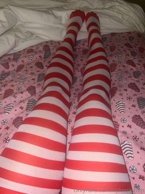 Last night in my comfy striped tights 😻Swipe to the end for ..