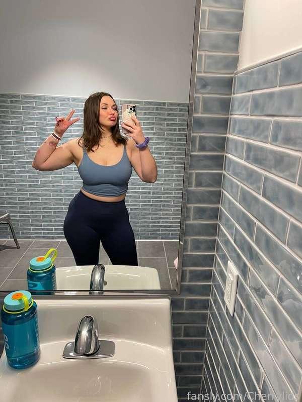 Kiss kiss to everyone!

It's time for great things to happen!💗

#fyp #mommy #milf  #pawg #selfie #hotmom #lingerie #stepmom #thicc