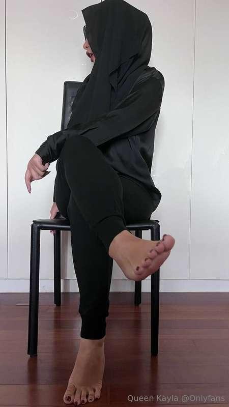 Time for a private session. Who’s still up?#fyp #hijab #foot