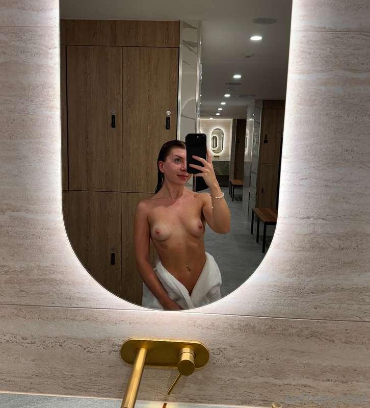 Fresh out of the sauna & shower... get sweaty with me? 🤭