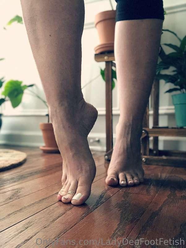 Long sexy toes, high arches, veiny feet... what's not to lov..