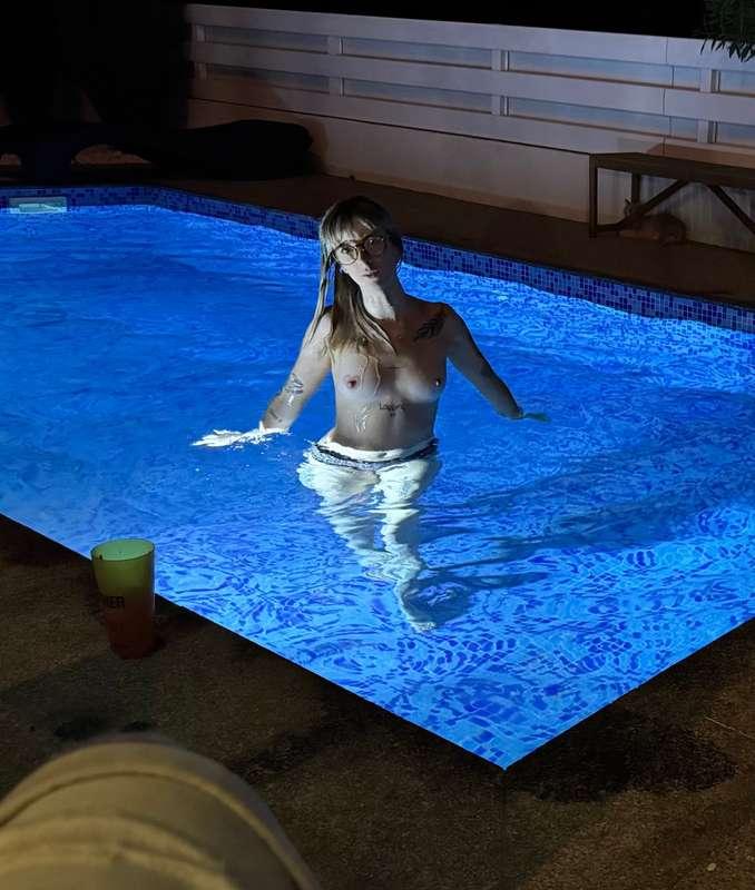 titties out in the swimming pool 💦 