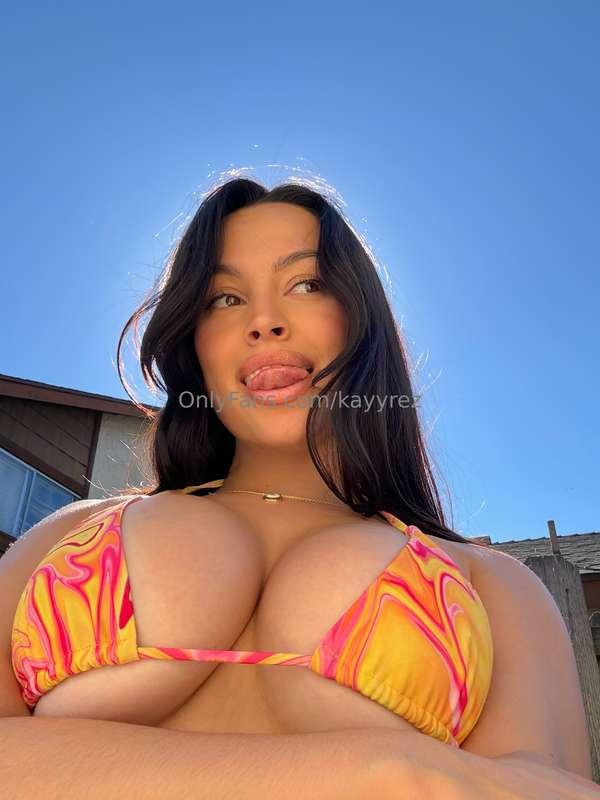 Eyes up here 👀🤤