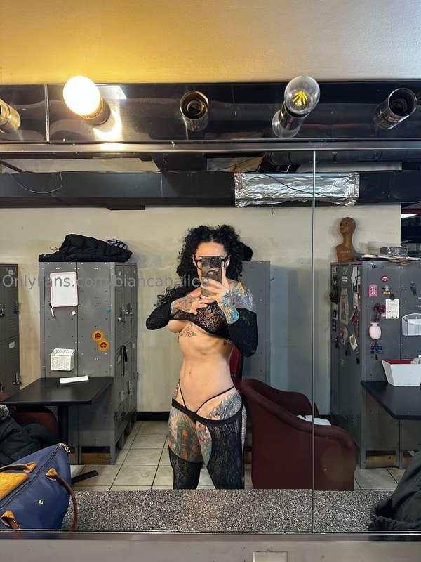 This daring look is just so hot and sexy.🔥