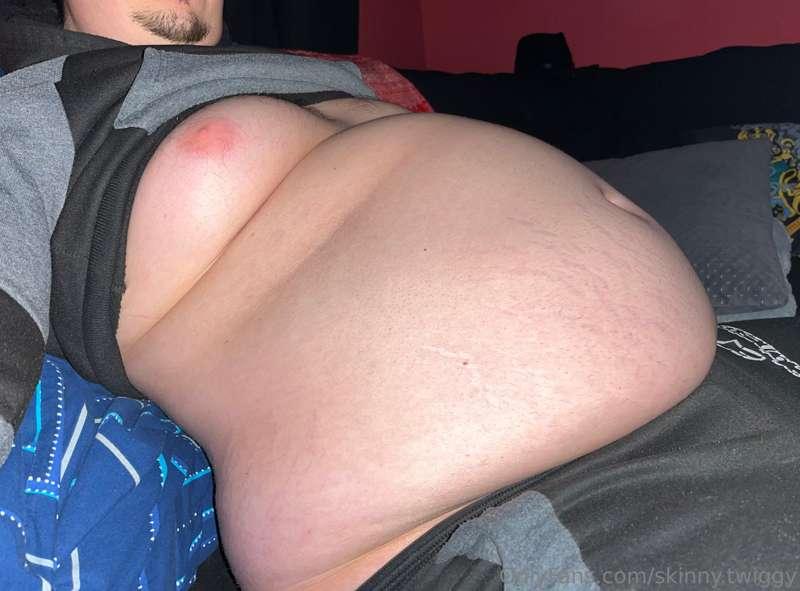 I'm still getting bigger and hungrier 🥵 Just look at that fa..