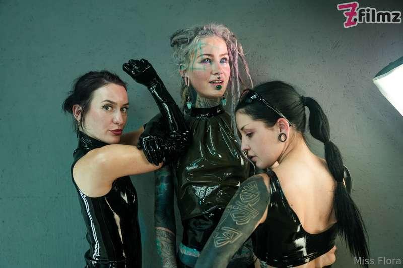 I'm proud to be next to such gorgeous latex covered women <3..