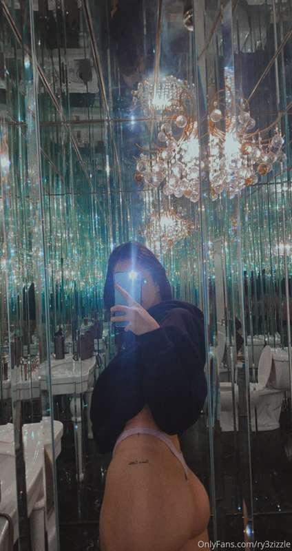 imagine the content that could be filmed in this bathroom 😩💦..