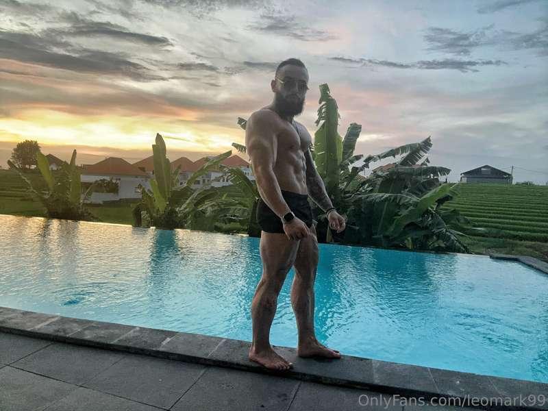 All eyes on me at the pool 🌴🔥