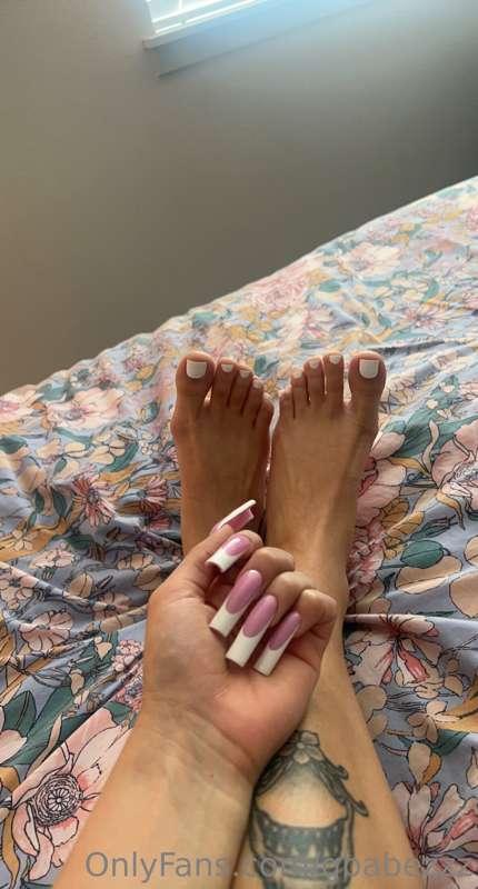 don't you love my freshly done toes and nails 😋