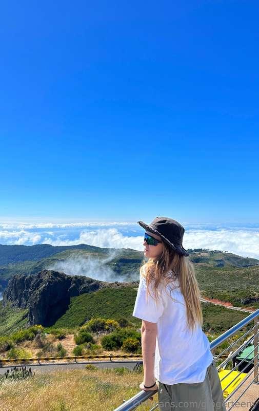 who loves hiking? I love hiking in the mountains!🏔🏕 I rest i..