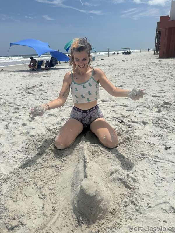 I built a dinosaur on the beach 💪