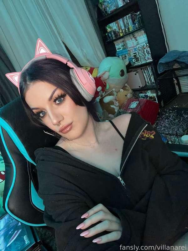 Feeling cute before stream last night 🥰

#fyp #tall #tallgirl #goth #gothgirl #altgirl #alternative #purplehair #thicc #gamergirl