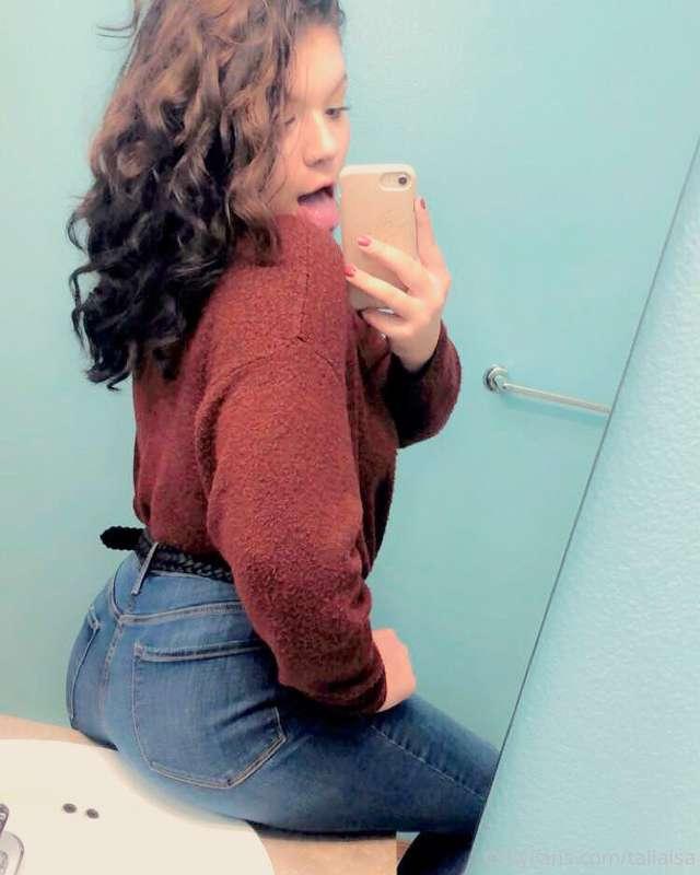 woah i wear clothes sometimes?? 

anyways here’s a cute litt..