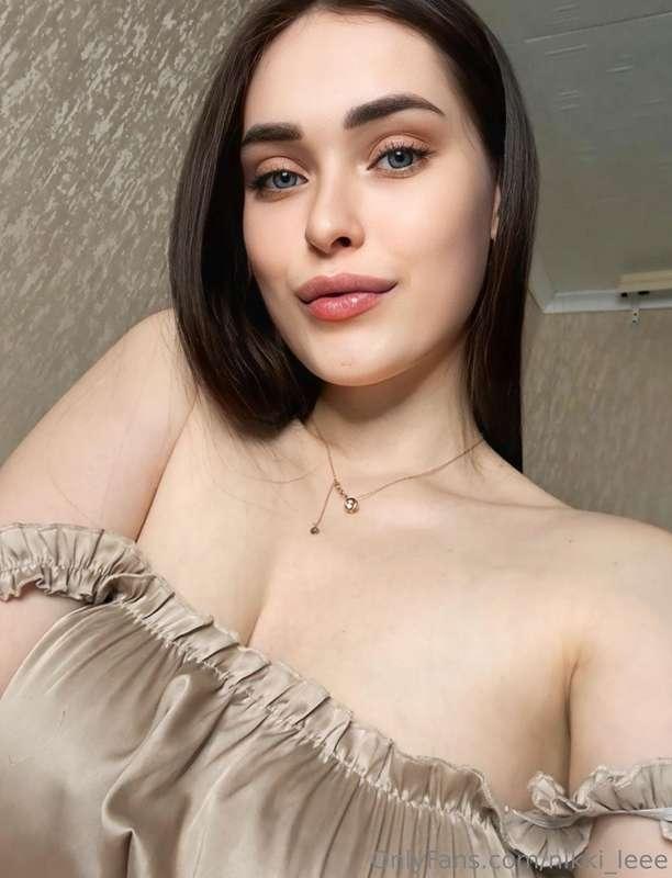 Cute girl @monica_wolf loves to play with her pussy... she l..