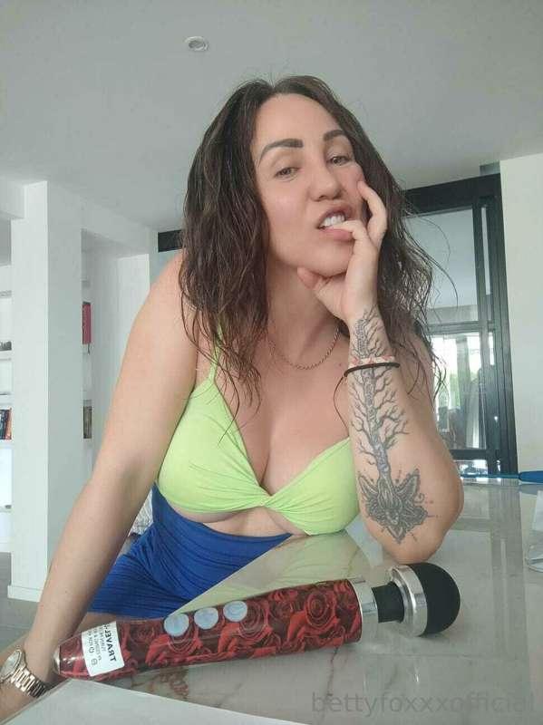 Fck me between tits then fck wet pussy? 🥰