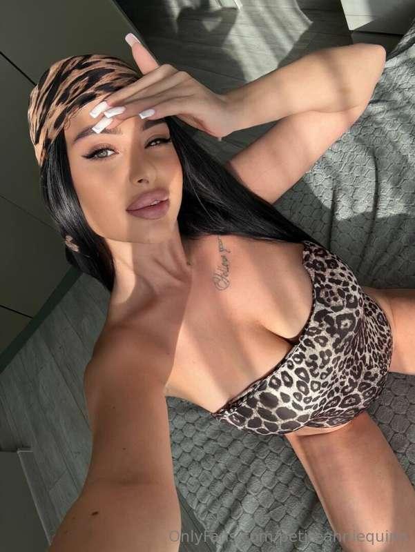 These perfect curves are impossible to resist! 😈🔥 💭 Imagine ..