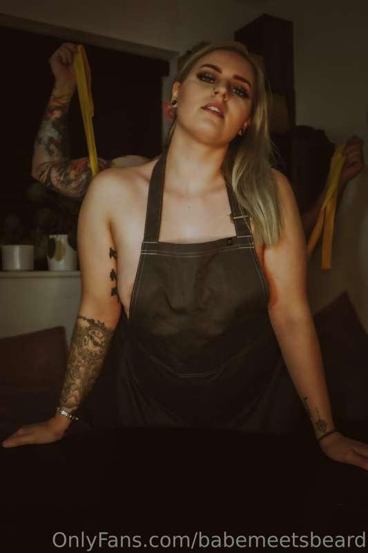 Dinner Time… but how do I get this bloody apron off 😉😘