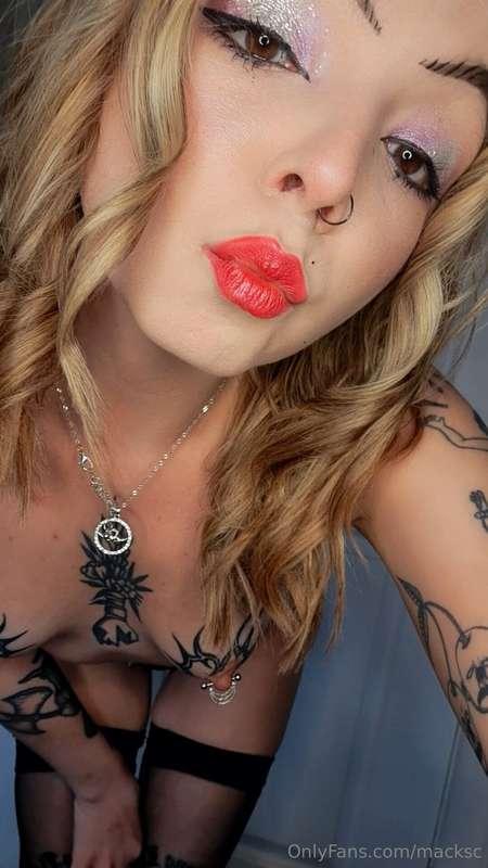 Check your inbox later for more 😈 close ups 😈 from the fashi..