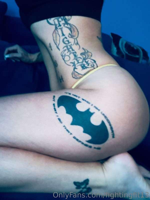 Feeling a tad BATTASTIC today! Rocking black and yellow🦇🥵