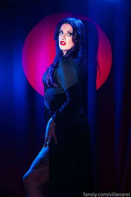 THESE PHOTOS ARE INSANE 😍

I just got part of the photos from the shoot I did with the incredibly talented K Breen Photography, and I am OBSESSED 😍 

We shot 3 different looks and the first one was this Old Hollywood look, which I think suits me so well 🤭

I hope you guys love these as much as I do! And if you really love them... send a tip to show me just how much 😇💖

#fyp #photoshoot #model #oldhollywood #glamour #pinup #vintage #longdress #blackdress #purplehair #alternative #gothgirl #goth #altgirl #tall #tallgirl #thicc #longlegs #heels #highheels #thighs #tattoos #redlipstick 