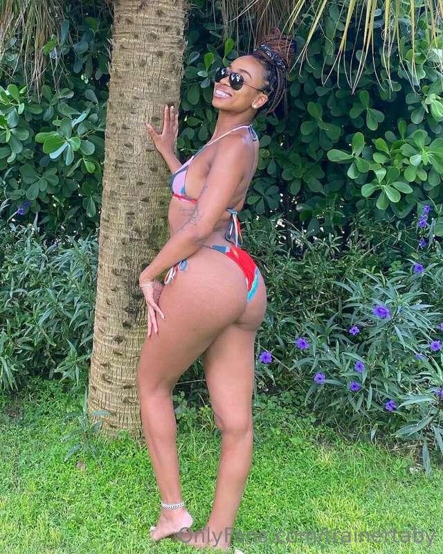 Flexin' these 🍑 for ya' 😉😜