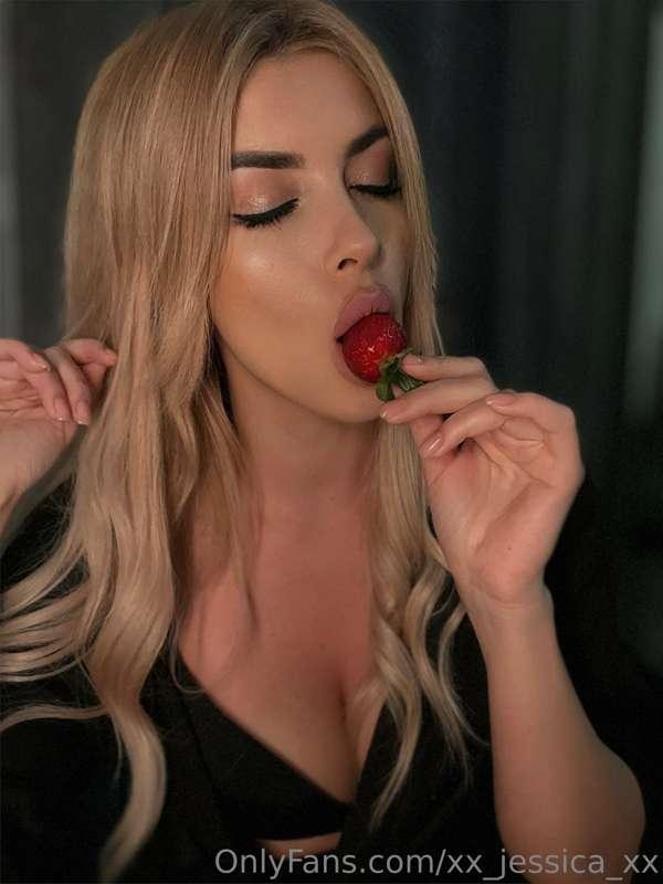 🍓🫦💋 will you feed me with strawberry? or better i can feed y..