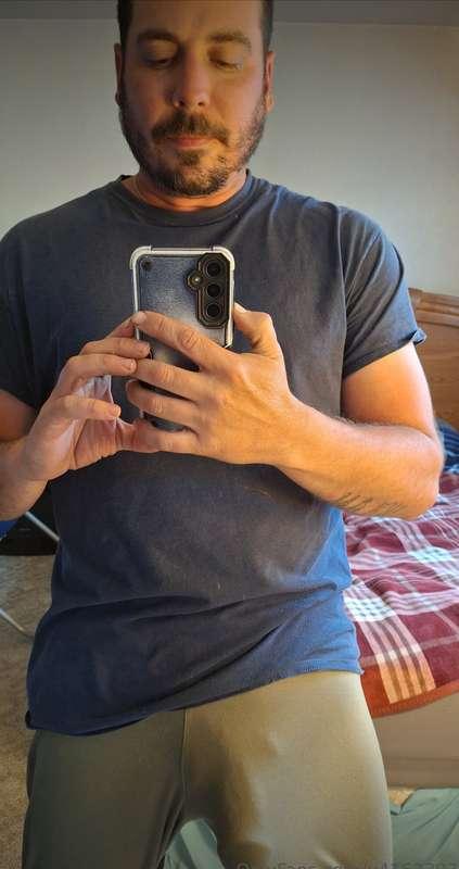 @bwcgirthyCome watch my huge cumshots for free just please l..