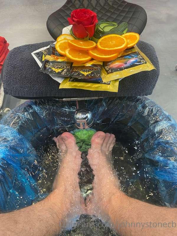 Like & comment if you’re into feet, I’m trying to see someth..
